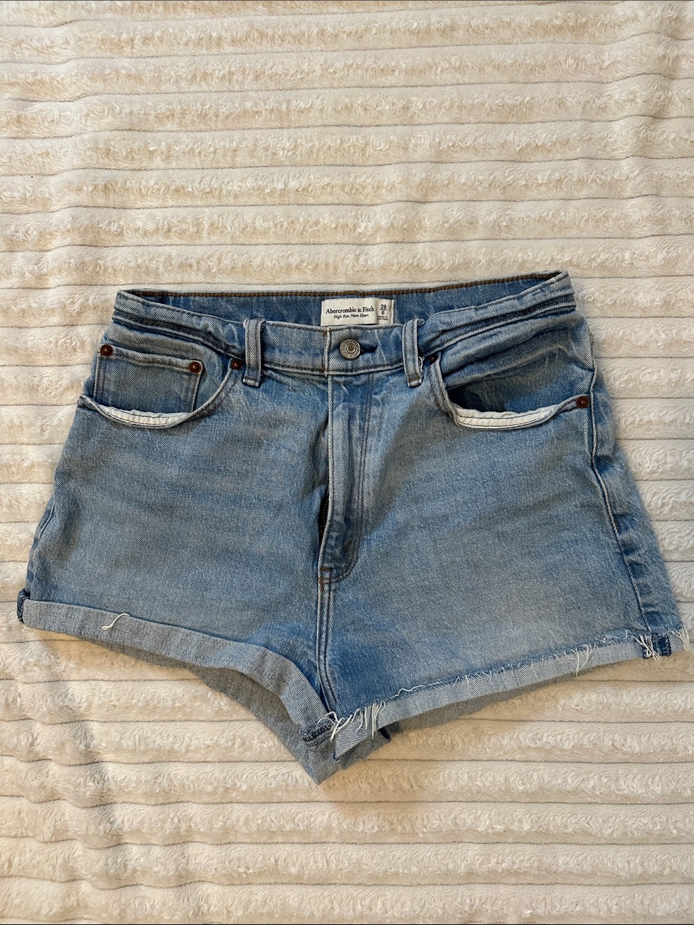 Abercrombie & Fitch “High Rise Mom Short” Curve Love Style- Light Blue